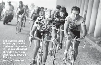  ?? PHOTO D’ARCHIVES AFP ?? L’ex-cycliste Lucho Herrera, qu’on voit ici devant, à gauche du Français Bernard Hinault, a participé sept fois au Tour de France.
