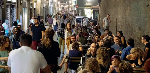  ??  ?? La movida notturna in Borgo la Croce Sotto una foto dei residenti dei tavolini in strada