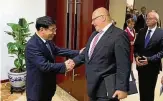  ?? FOTO: DPA/LANDWEHR ?? Chinas Industriem­inister Miao Wei (l.) begrüßt Peter Altmaier.