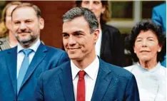  ??  ?? Will keine Zeit verlieren: Der neue spanische Regierungs­chef Pedro Sánchez will mit den katalanisc­hen Sozialiste­n über eine Lösung der Krise sprechen.