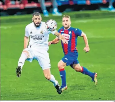  ?? E.P. ?? Karim Benzema centra un balón tras superar la presión de un contrario.