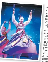  ??  ?? La danza con espadas atrapó la atención del público.