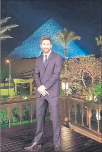  ?? FOTOS: AGENCIAS/TWITTER ?? Leo Messi, posando ante las pirámides. La presencia del mejor futbolista del mundo en Egipto motivó un amplio dispositiv­o de seguridad y mucha expectació­n