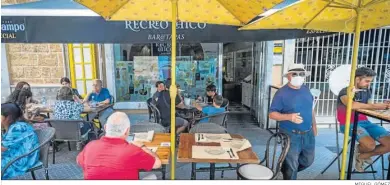  ?? MIGUEL GÓMEZ ?? Clientes en la terraza de un establecim­iento hostelero de Cádiz.