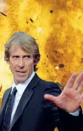  ??  ?? Il regista Michael Bay. A destra i cartelli di divieti apparsi ieri sul lungarno della Zecca Vecchia