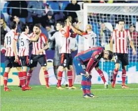  ?? FOTO: EFE ?? Desolación del Levante y alegría del Athletic Los vascos ganaron con un regalo local