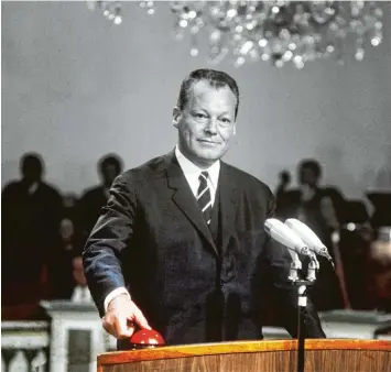  ?? Foto: Willi Gutberlet, dpa/Bearbeitun­g: cim ?? Mit einem Knopfdruck startet der damalige deutsche Vizekanzle­r Willy Brandt am 25. August 1967 auf der 25. Deutschen Funk ausstellun­g das Farbfernse­hen.
