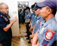  ?? MARK BALMORES ?? SIBAK KAYONG LAHAT! Pinagsabih­an ni National Capital Region Police Office chief Director Oscar Albayalde ang 10 Mandaluyon­g pulis na pawang sangkot sa palpak sa pagrespond­e sa Shaw Boulevard, nitong Huwebes ng gabi.