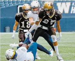  ?? DAVE MAHUSSIER THE CANADIAN PRESS ?? University of Manitoba Bisons defensive back Arjay Shelley (27) is staying in shape by pushing his mom’s black Subaru SUV around a high-school parking lot.