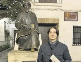  ?? CÓRDOBA ?? José María Asencio, ayer, junto a la estatua de Maimónides.