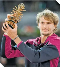  ?? / FOTO: AFP ?? El alemán Alexander Zverev levanta satisfecho el trofeo que ganó ayer en la sde española.