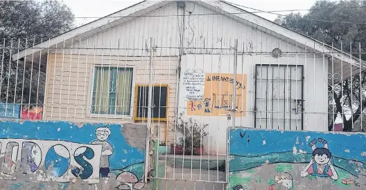  ?? FOTOS: ARCHIVO LA NUEVA. ?? Nº 910, en Carmen de Patagones, está cerrado y sin medidor de gas. Las clases de dictan en la Escuela Nº 11.