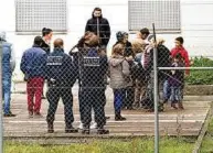  ??  ?? Am Flughafen Karlsruhe/Baden-Baden warten Familien auf ihre Abschiebun­g. Foto:dpa/ Uli Deck