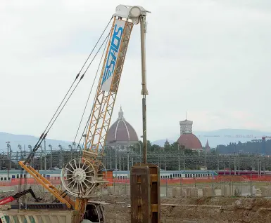  ??  ?? Il cantiere dell’Alta velocità con vista sul Duomo di Firenze. A sinistra, Leonardo Bassilichi