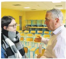  ??  ?? Jean-Luc Berthelot, expert-comptable, donne des conseils d’orientatio­n, à une lycéenne du lycée Littré.