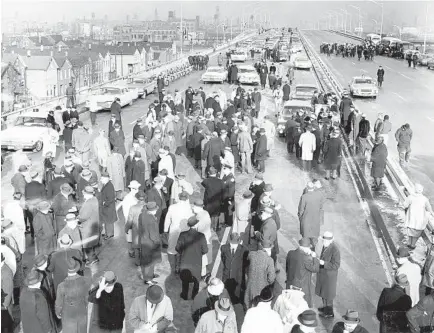  ?? CHICAGO TRIBUNE HISTORICAL PHOTO ?? The view looking north from 18th Street on the Dan Ryan South Expressway, as officials and guest gathered for a dedication ceremony that officially opened the expressway in December 1962.