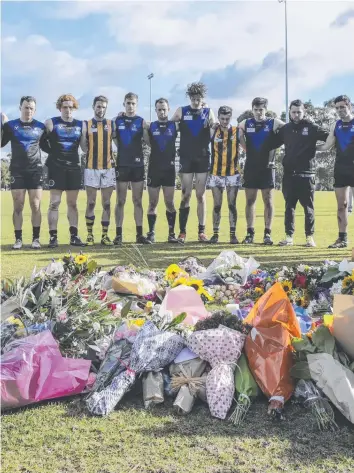  ?? Picture: WAYNE TAYLOR ?? Footballer­s from Melbourne University Blacks and St Bernards pay their respects