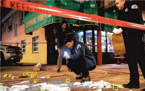  ?? ARMANDO L SANCHEZ / CHICAGO TRIBUNE ?? Police work the scene where a person was fatally shot on West Fullerton Avenue on Jan. 17 in Chicago.