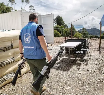  ?? FOTO ?? En los contenedor­es de la ONU se almacenan más de 4.000 armas de los hombres de las Farc. El resto serán entregadas el próximo 20 de junio.