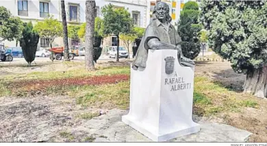  ?? MANUEL ARAGÓN PINA ?? La escultura dedicada al poeta portuense Rafael Alberti Merello también ha sido adecentada.