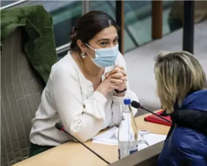  ?? FOTO BELGA ?? Vlaams minister van Handhaving en Justitie Zuhal Demir legt de laatste hand aan een visienota, die de grondslag moet vormen voor een decreet met maatregele­n om de strijd tegen misdaadgel­d op te voeren.