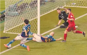  ?? FOTO: REUTERS ?? Kaoru Mitoma de Japón en acción cuando el balón parece cruzar la línea antes de que Ao Tanaka de Japón marque su segundo gol.