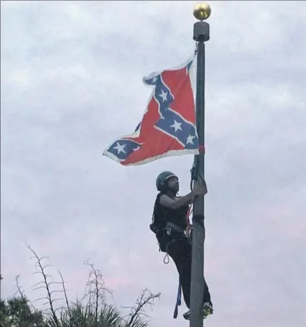  ?? BRUCE SMITH / AP ?? Protesta. Bree Newsome escaló el sábado el mástil y retiró la bandera confederad­a ante la sede del Gobierno de Columbia (Carolina del Sur). Fue detenida, y la bandera, izada de nuevo