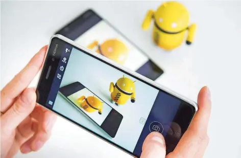  ?? FOTO: FRANZISKA GABBERT/DPA ?? Weil Nokia bei seinen Smartphone­s reines Google-Android nutzt, sollten Sicherheit­s-Updates schneller möglich sein.