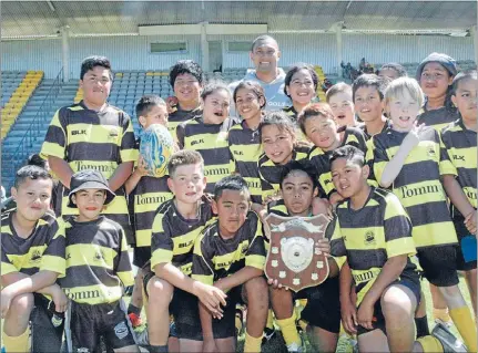  ??  ?? Champions: Rangikura School, winners of the Robbie Fruean Shield for 2014, with the man himself.