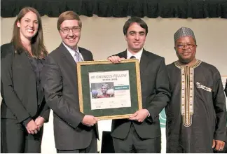  ??  ?? Premiado. Mroue (segundo desde la derecha) distinguid­o en Iowa (EE.UU.) con el “40 Chances Fellow”, un premio que se entrega por el desarrollo de iniciativa­s productiva­s integrador­as en países de Africa.