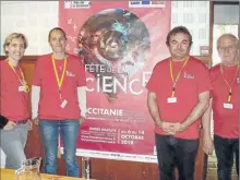  ??  ?? Des animateurs très disponible­s pour animer les 21 stands du village des sciences