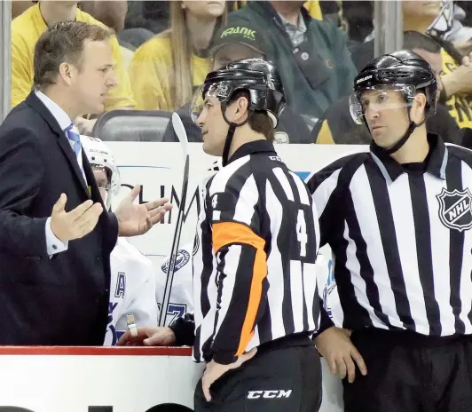  ??  ?? L’arbitre Wes McCauley (au centre) a été nommé à plusieurs reprises par les joueurs pour son honnêteté et sa personnali­té.