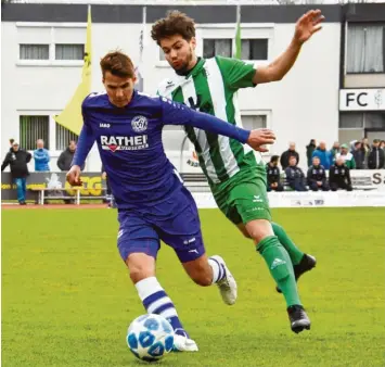  ?? Foto: Walter Brugger ?? Kam mit dem VfR Neuburg beim abstiegsge­fährdeten FC Gundelfing­en zu einem wichtigen 2:0-Erfolg: Abwehrspie­ler Sebastian Stegmeir (links), hier im Duell mit FCG-Akteur Elias Weichler (rechts).