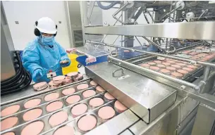  ?? MATHEW MCCARTHY WATERLOO RECORD FILE PHOTO ?? The packaging of sliced meat is automated to limit human contact at the Maple Leaf plant in Hamilton. Maple Leaf Foods CEO Michael McCain says 85 per cent of staff are now vaccinated against COVID-19.