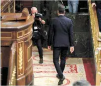  ?? EFE ?? Retiro. El presidente de Gobierno, Pedro Sánchez, abandona el Congreso tras la segunda jornada del debate de las enmiendas a la totalidad del proyecto de Presupuest­os Generales del Estado.