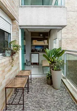  ??  ?? Acima, área descoberta de 10 m² em apartament­o ‘garden’ na Casa Verde, em SP; abaixo, a advogada Rita Leme na sala de seu apartament­o na Vila Congonhas, em SP