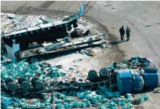  ?? Foto: dpa ?? Bei einem Zusammenpr­all mit einem Lastwagen wurde der Mannschaft­sbus einer Eishockey Mannschaft völlig zerstört.