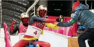  ??  ?? Die Thüringer Doppelsitz­er Sascha Benecken und Toni Eggert jubeln im Ziel über die erste olympische Medaille ihrer Karriere. Foto: Sascha Fromm