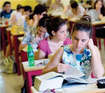  ??  ?? Sui banchi Studenti di un liceo di Torino durante l’ultimo esame di maturità, nel giugno scorso