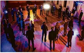  ?? Foto: JKO ?? Der Junge Kammerchor Ostwürttem­berg beim Videodreh auf Schloss Kapfenburg.