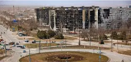  ?? ?? ■ Damage is seen on apartment buildings after shelling from fighting on the outskirts of Mariupol, Ukraine