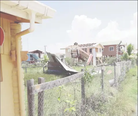  ??  ?? Brian Lee’s house with its roofing sheets peeled off