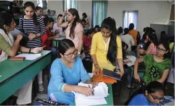  ?? — BUNNY SMITH ?? DU aspirants fill forms on the first day of admissions at Daulat Ram College in New Delhi on Saturday.