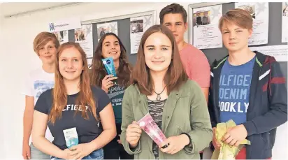  ?? FOTO: ANGELA RIETDORF ?? Die drei Mädchen Jolina, Sophie und Nina-Sofie haben mit Wasserflöh­en experiment­iert, die drei Jungen Johannes, Ben und Felix mit Wachslarve­n.