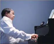  ?? FELIX BROEDE / DEUTSCHE GRAMMOPHON ?? Murray Perahia plays in a concert. The pianist has given a recital recently in Beijing.