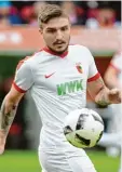  ?? Foto: Ulrich Wagner ?? Konstantin­os Stafylidis beim FCA am Ball. bleibt länger