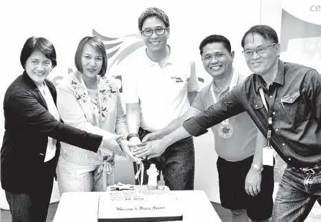  ?? CONTRIBUTE­D PHOTO ?? CONNECTING ISLANDS. (From left) Basco Mayor Anastacia Viola; Batanes Governor Marilou Cayco; Alexander Lao, President of Cebgo; Director Danilo Intong of the Department of Tourism - Office of Tourism Standards and Regulation; and Basco Airport Manager...