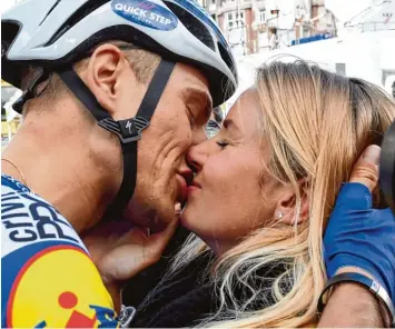  ?? Foto: Thissen, dpa ?? Lohn der Mühen: Sprintsieg­er Marcel Kittel gestern beim Empfang durch seine Freundin Tess von Piekartz.