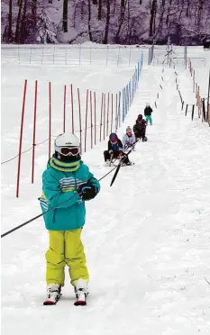  ?? Archivfoto­s: Horst von Weitershau­sen ?? Die Organisato­ren hoffen, dass es am Oberliezhe­imer Skilift bald so aussehen wird. Doch noch muss man sich auf Schnee gedulden.