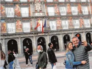  ?? // REUTERS ?? Turistas en la Plaza Mayor de Madrid